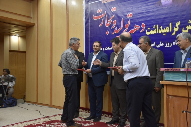 اصناف و بازاریان زمینه ساز دستیابی به پیشرفت های اقتصادی هستند 11