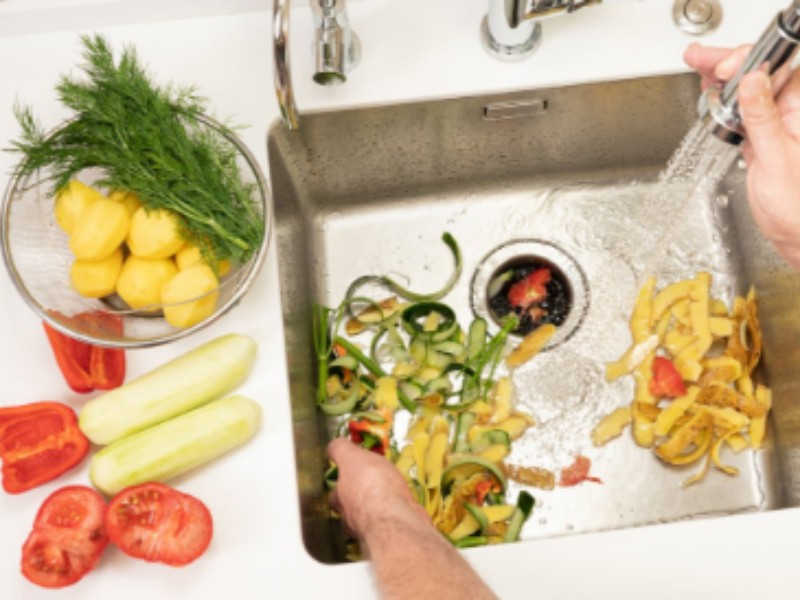 چگونه گرفتگی زباله خردکن را برطرف کنیم