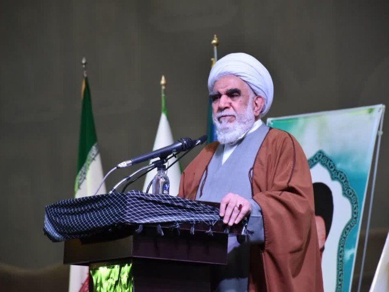 عالمان عامل رهایی از گمراهی در جامعه هستند/ خون شهدا در کالبد جامعه حیات بخش است