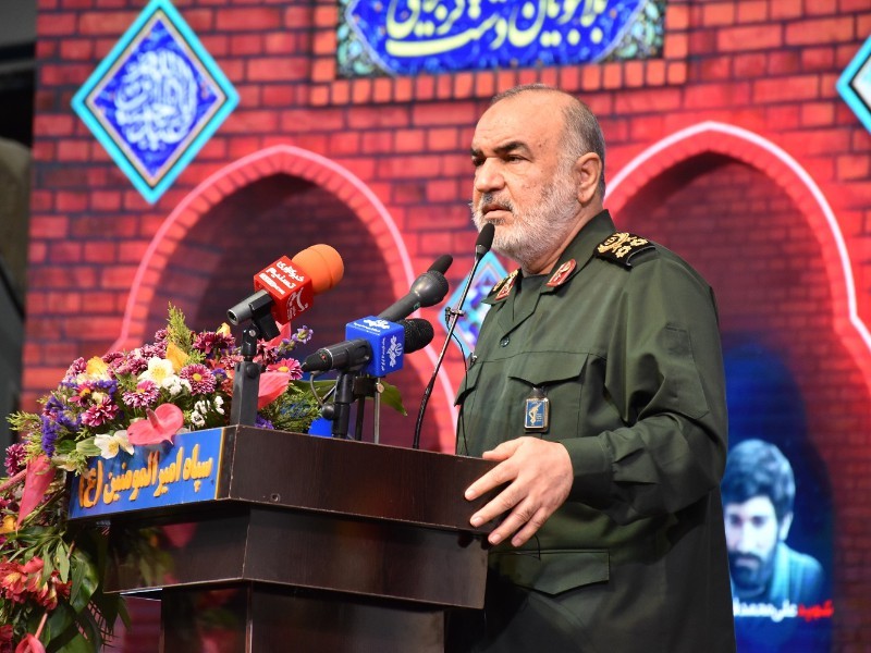 خادم و نوکر ملت ایران هستیم/ مردم ایلام از میدان آزمایش دفاع مقد‌س "سربلند، با‌عظمت و باشکوه"‌‌ بیرون آمدند