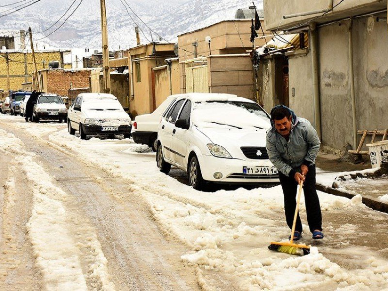 غفلت مدیریت شهری و دستان خالی مردم/ معابر یخ زده ای که منتظر آفتاب هستند