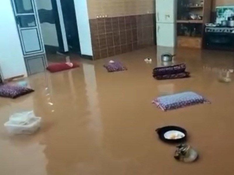 گوشه ای از کمک رسانی بسیجیان به سیل زدگان در مورموری