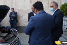 شهردار تهران از یک خودروی برقی بازدید کرد
