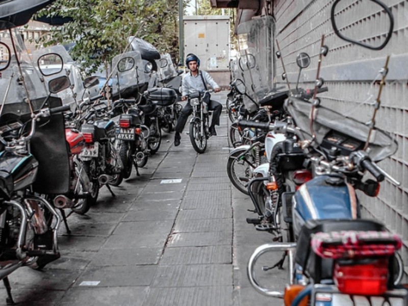 جولان موتورسواران در پیاده‌راه‌های ایلام و ایجاد مزاحمت برای مردم