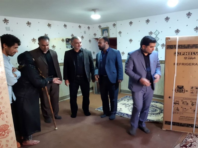 توزیع لوازم‌خانگی در بین تعدادی از سیل‌زدگان شهرک شهید کشوری ایلام