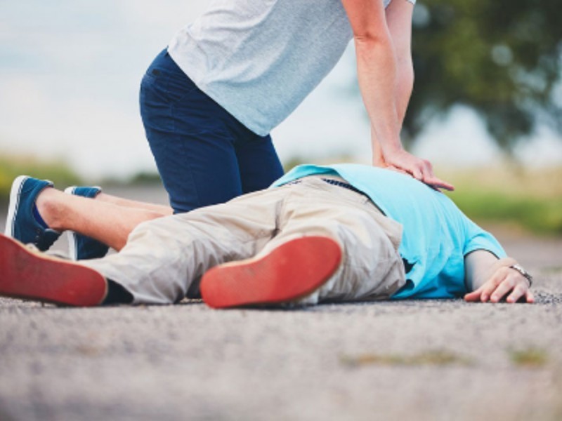 چگونه متوجه شویم که فردی به CPR نیاز دارد