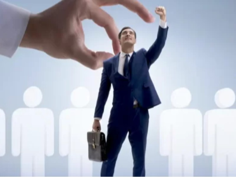 استفاده از استعدادهای جوانان باعث پویایی جامعه می‌شود
