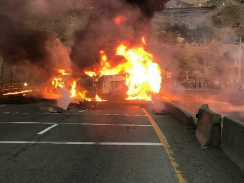 تریلی حامل سوخت در هلیلان به علت واژگونی دچار حریق شد