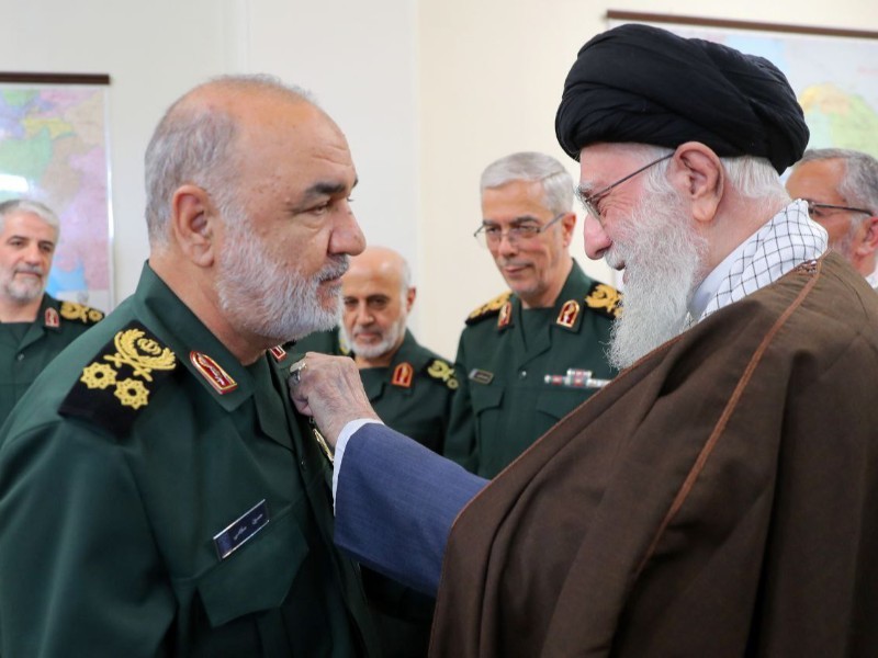 اعطای نشان فتح به فرماندهان کل ارتش و سپاه
