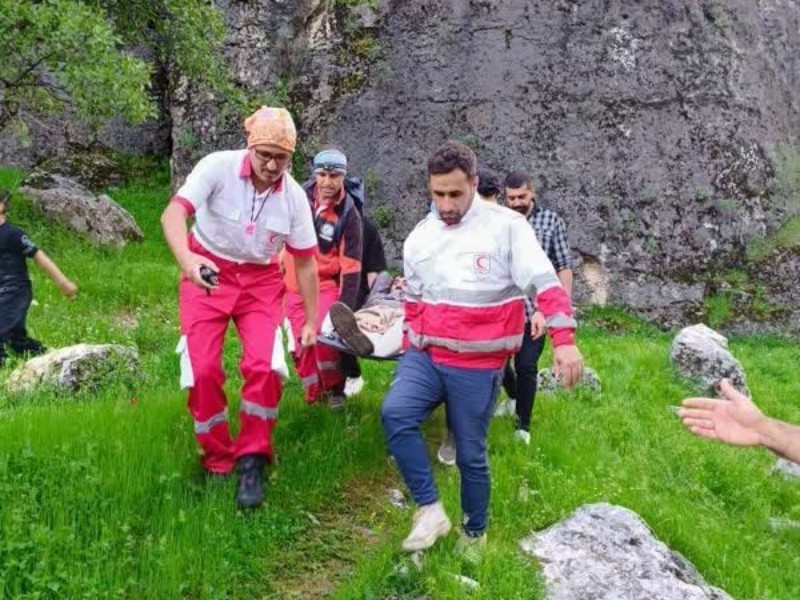 نجات مصدوم ۵۷ساله در ارتفاعات بدره توسط نجات گران هلال‌احمر
