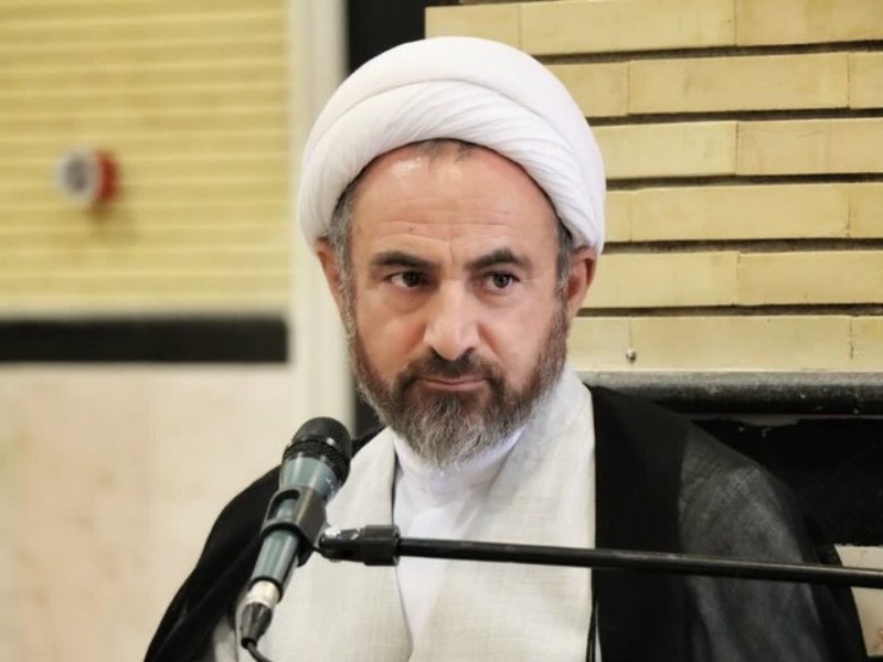 اقامه نماز باعث کاهش آسیب‌های اجتماعی در جامعه می‌شود