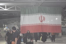 عرض ارادت زوار اربعین حسینی به پرچم و خاک وطن