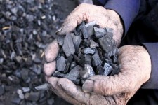 زغال‌های قاچاق در دهلران جمع‌آوری می‌شوند