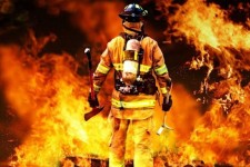 آتش‌نشانان جان خود را فدای مردم می‌کنند