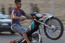 موتورسواران بی‌خیال و خطر در خیابان‌های ایلام