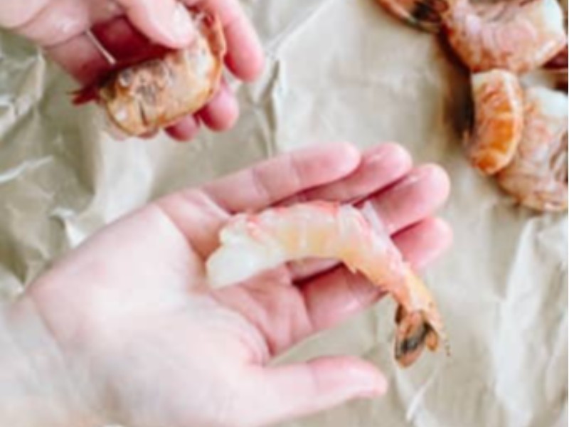 چگونه میگو را به راحتی پاک کنیم