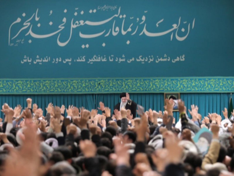 صاحبان بیان، با تهدید دشمن مقابله کنند