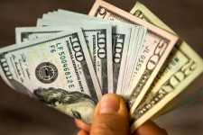 مسئولان در خصوص دلار با مردم صحبت کنند