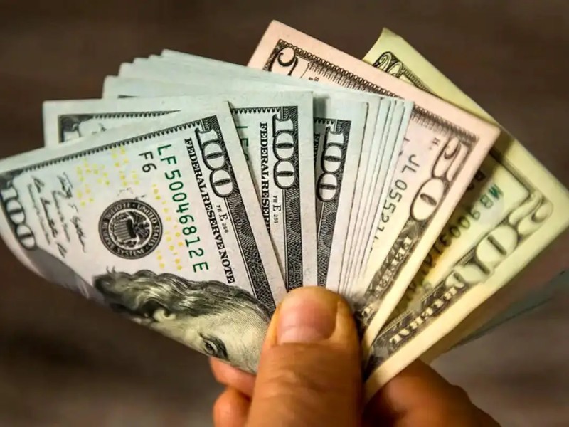 مسئولان در خصوص دلار با مردم صحبت کنند