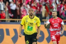 همسر انزونزی خوشحال از کادویِ پایان بازی