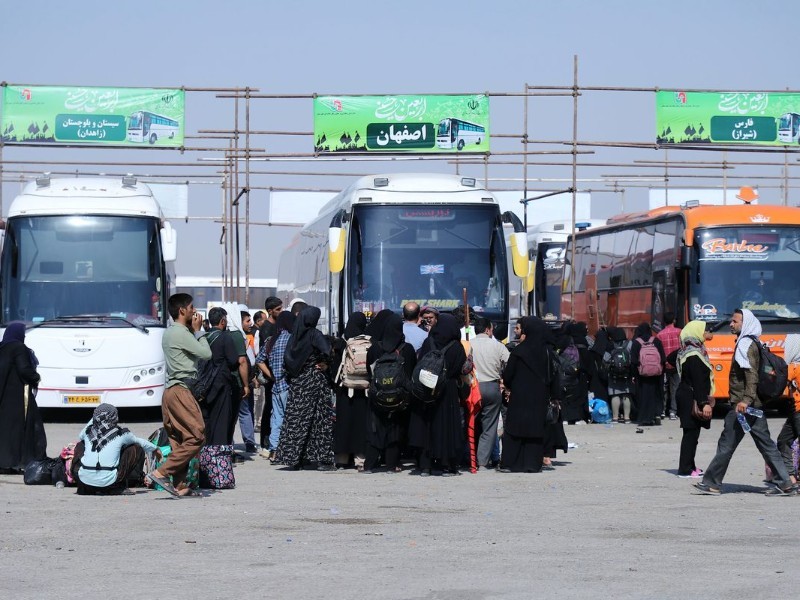 دلالی و بی‌نظمی در پایانه مسافربری مهران