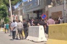 کارگران «پویا نخ» مقابل استانداری ایلام تجمع کردند