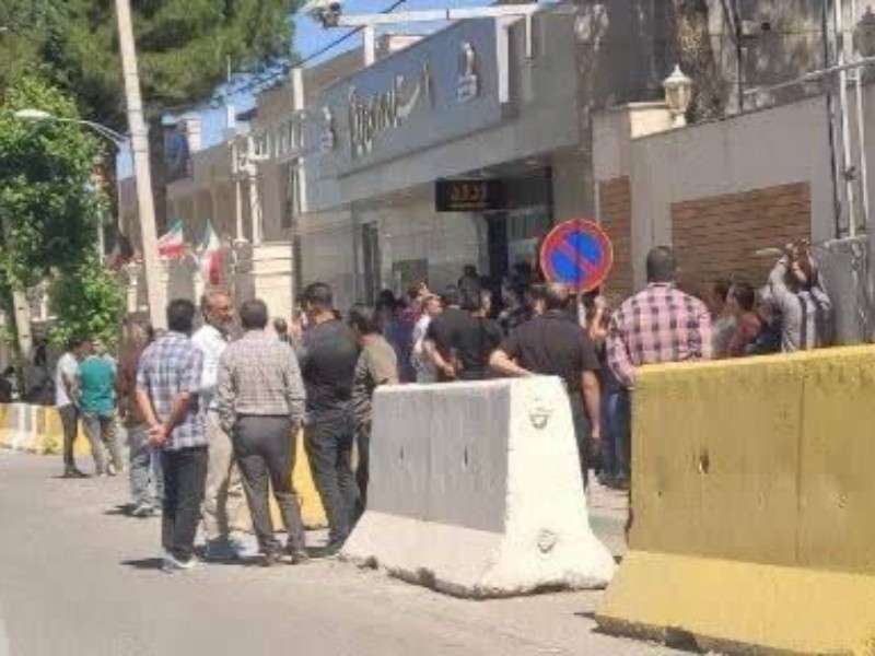 کارگران «پویا نخ» مقابل استانداری ایلام تجمع کردند