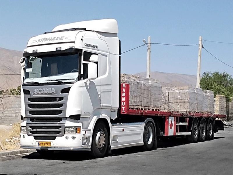 کامیون‌داران ایلامی بار مردم را به دوش کشیدند