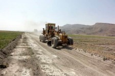 تسطیح جاده‌های بین مزارع، برداشت را تسهیل می‌کند