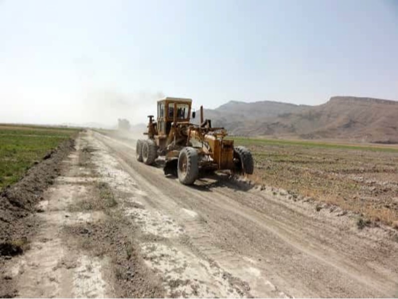 تسطیح جاده‌های بین مزارع، برداشت را تسهیل می‌کند