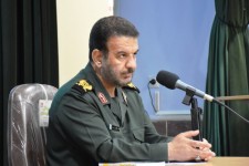 تمجیدهای بی‌اساس به جامعه آسیب می‌زند