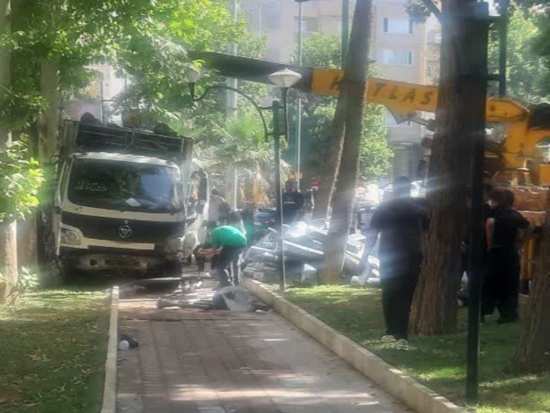 نقص فنی کامیون در ایلام، حادثه‌ساز شد