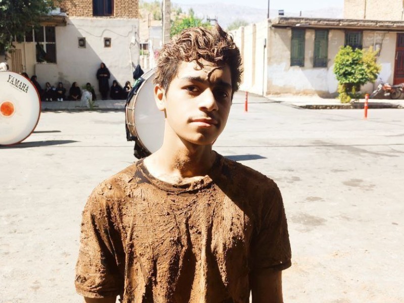 برپایی آیین گل‌مالی در دره‌شهر