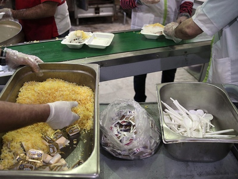 توزیع روزانه ۱۰ هزار پرس غذا در بین زائران