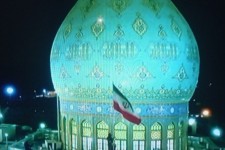 اهتزاز پرچم ایران روی گنبد مسجد مقدس جمکران