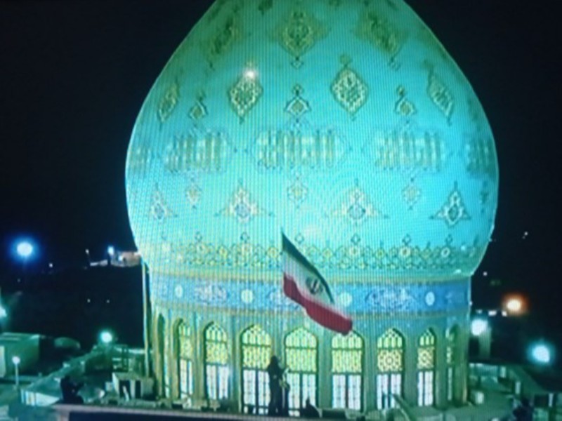 اهتزاز پرچم ایران روی گنبد مسجد مقدس جمکران