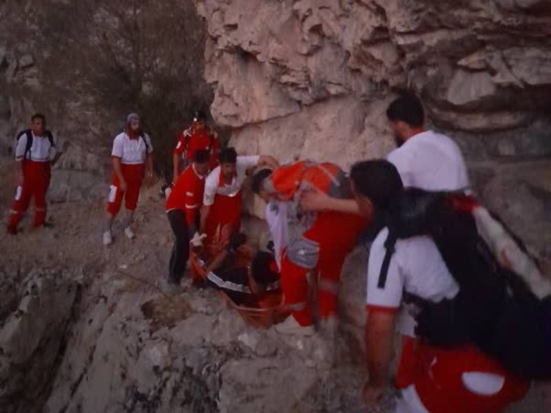 نجات ۲ گردشگر توسط نجاتگران هلال‌احمر ایلام