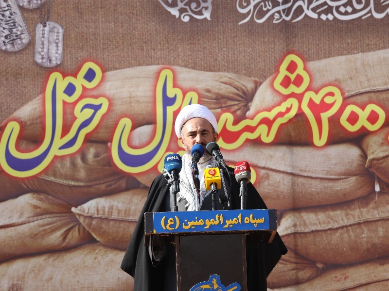 باید با الگوی شهدا در برابر دشمن ایستادگی کنیم