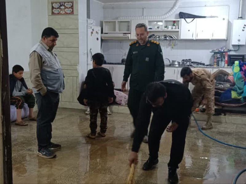 بسیجیان و گروه‌های جهادی به یاری سیل‌زدگان آبدانان شتافتند