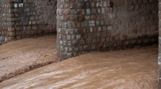 تأمین آب روستاهای سیل‌زده آبدانان همچنان ادامه دارد