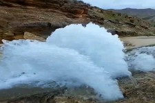 جوشش چشمه‌ای در دل کوه‌های دره‌شهر پس از بارندگی‌ها