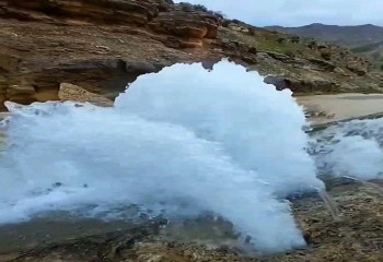 جوشش چشمه‌ای در دل کوه‌های دره‌شهر پس از بارندگی‌ها