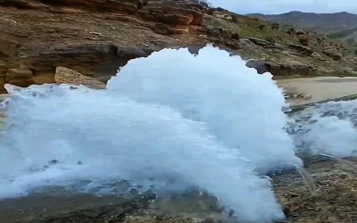 جوشش چشمه‌ای در دل کوه‌های دره‌شهر پس از بارندگی‌ها