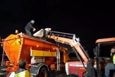 اجرای عملیات اوره‌پاشی باند فرودگاه شهدای ایلام