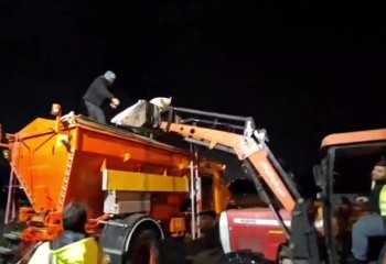 اجرای عملیات اوره‌پاشی باند فرودگاه شهدای ایلام