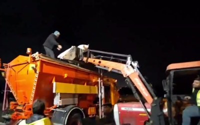 اجرای عملیات اوره‌پاشی باند فرودگاه شهدای ایلام