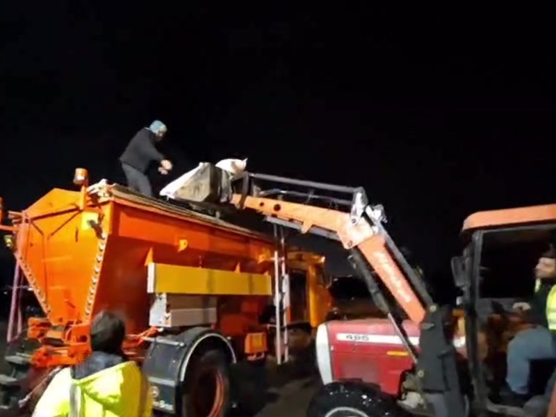 اجرای عملیات اوره‌پاشی باند فرودگاه شهدای ایلام