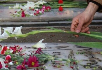 برگزاری مراسم مهمانی لاله‌ها در گلزار شهدای ایلام