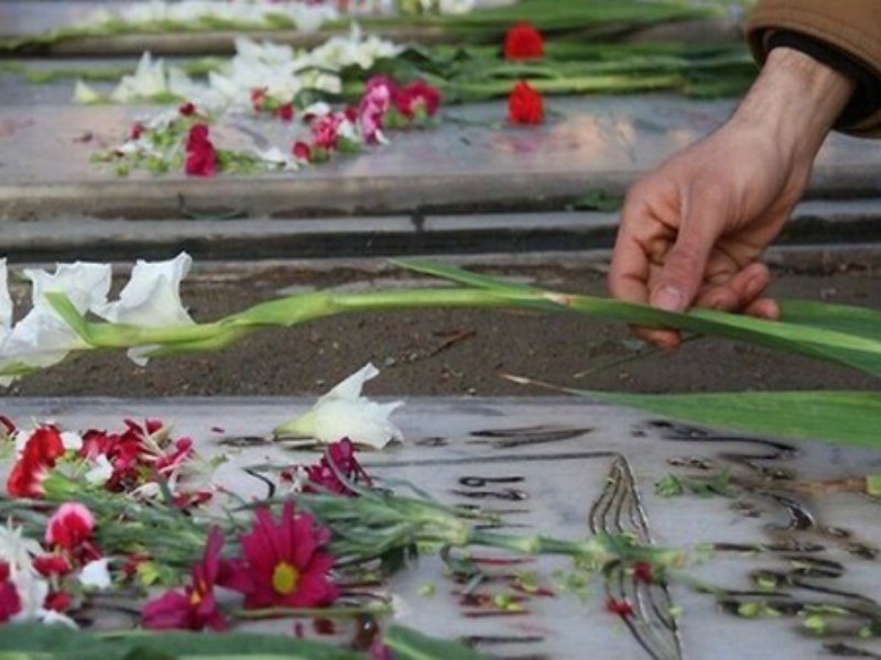 برگزاری مراسم مهمانی لاله‌ها در گلزار شهدای ایلام