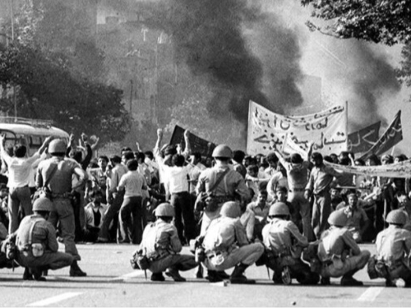 شکستن حکومت‌نظامی و سقوط رژیم پهلوی